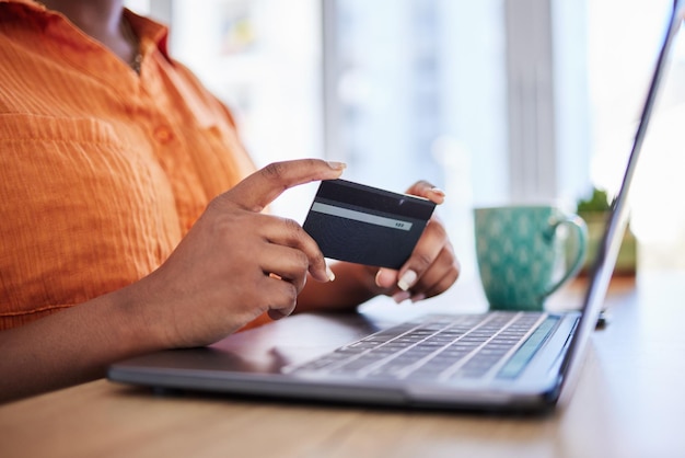 Manos portátil o mujer con tarjeta de crédito en el hogar para la venta de comercio electrónico en el sitio web digital fintech Descuento de pago de finanzas primer plano o chica compras en línea o banca en Internet escribiendo datos financieros