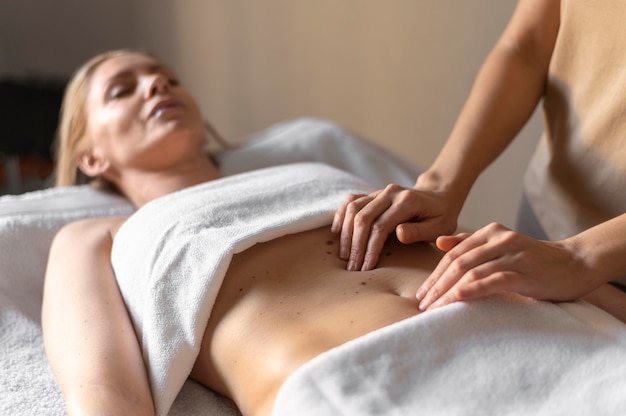 Manos de primer plano comprobando el abdomen de la mujer