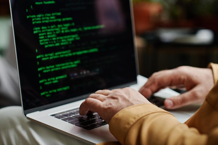 Foto manos de programador moderno o desarrollador de software