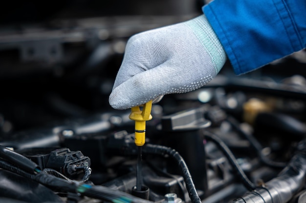 Manos recortadas de mecánico mantener coche