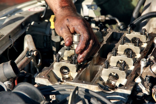 Manos reparacion de coche