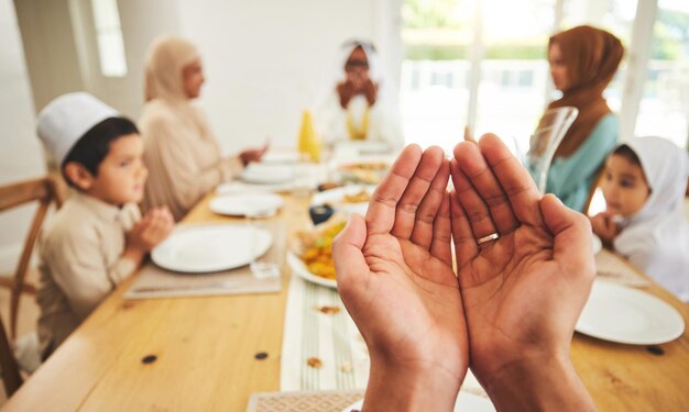 Manos rezando o familia musulmana con comida para decir dua o oración antes de desayunar en el mes sagrado de Ramadán Religión Persona islámica o agradecida lista para comer para la cena de Eid o comida iftar en casa