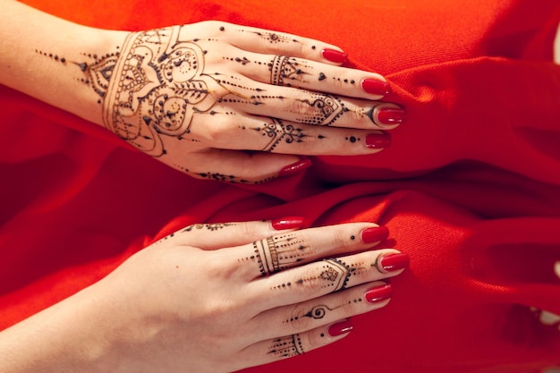 Manos rojas cuidadas con Mehndi