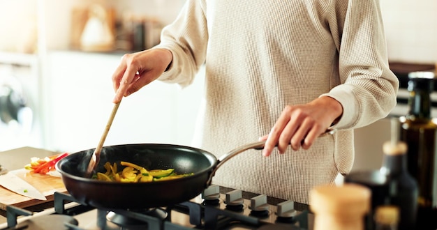 Manos sartén y cocinar como mujer en la cocina para la receta de dieta e ingredientes en el hogar Persona arte culinario para la creatividad de alimentos saludables o nutricionista para la preparación de comidas cena y vitaminas