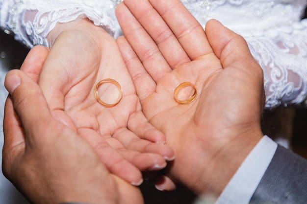 Manos sosteniendo el anillo de bodas representación de los lazos matrimoniales matrimonios compromiso amor