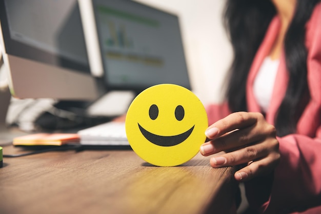 Las manos sosteniendo la cara sonriente feliz