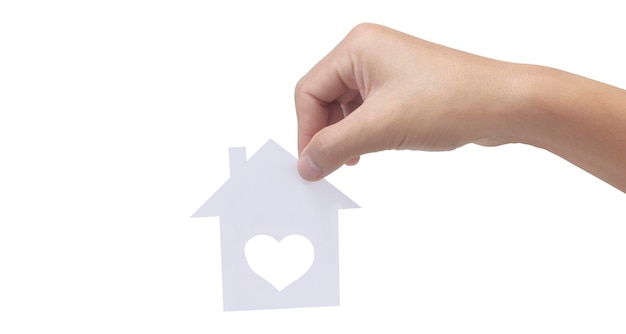 Manos sosteniendo la casa familiar de la casa de papel y protegiendo el concepto de seguro