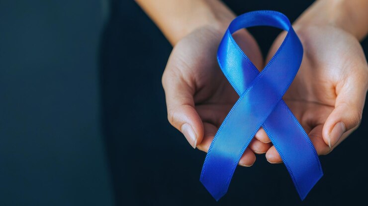 Las manos sosteniendo una cinta azul de concienciación que simboliza el apoyo a la concienciación sobre la diabetes Esto transmite un mensaje de esperanza y solidaridad en la lucha contra la diabetes