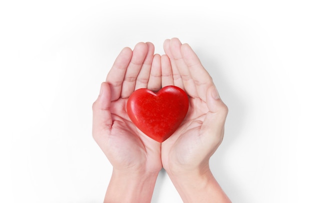 Foto manos sosteniendo conceptos de corazón rojo, salud del corazón y donación