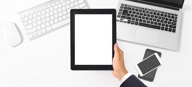 Foto manos sosteniendo el gadget de computadora tableta táctil con pantalla aislada