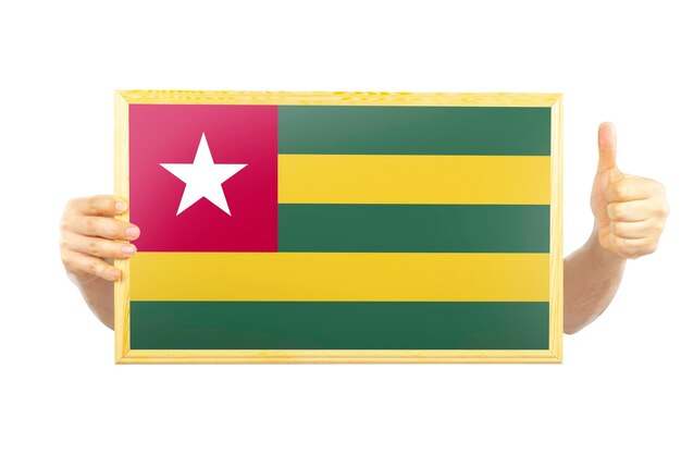 Manos sosteniendo un marco con la aprobación de la bandera de Togo o el éxito en la celebración o victoria de Togo