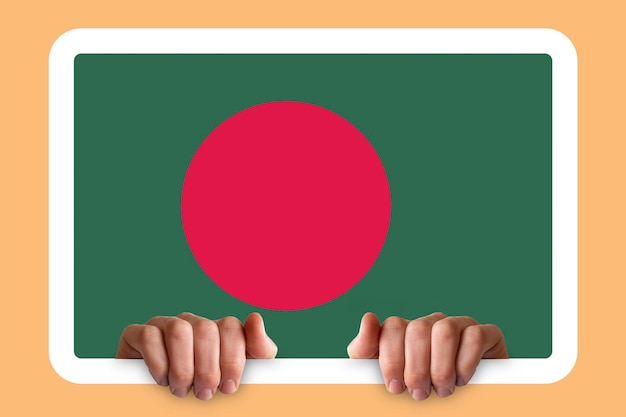 Manos sosteniendo un marco blanco con la bandera de Bangladesh celebración o concepto de campaña dos manos