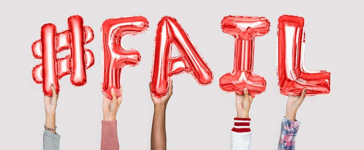 Foto manos sosteniendo la palabra #fail en letras de globos