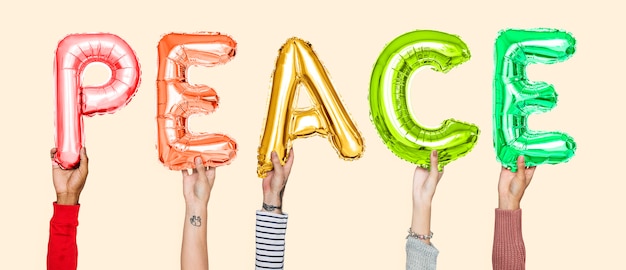 Manos sosteniendo la palabra paz en letras del globo