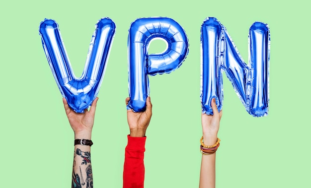 Manos sosteniendo la palabra VPN en letras globo