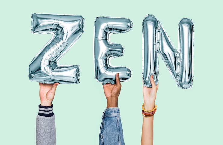 Foto manos sosteniendo la palabra zen en letras globo