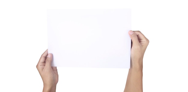 Manos sosteniendo papel en blanco para un papel de carta