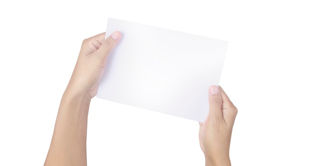 Manos sosteniendo papel en blanco para un papel de carta