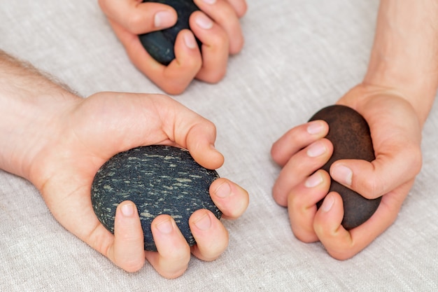 Manos sosteniendo piedras spa