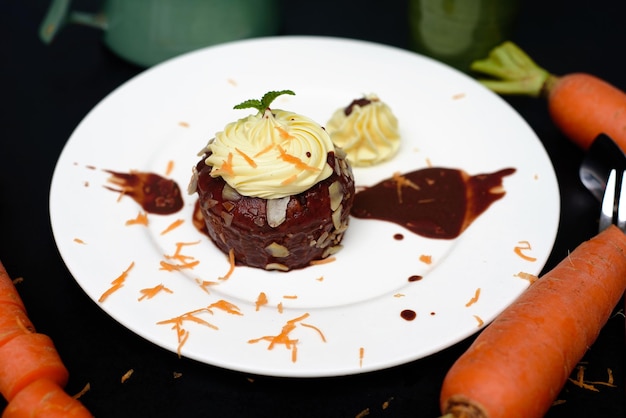 Manos sosteniendo un plato con pastel de chocolate de zanahoria