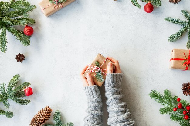 Manos sosteniendo un regalo de Navidad