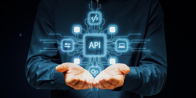 Manos sosteniendo un símbolo de API brillante con iconos de red flotando por encima en un fondo oscuro Concepto de tecnología y datos modernos