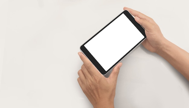 Manos sosteniendo la tableta con pantalla en blanco aislado sobre fondo blanco.