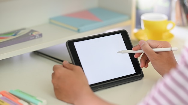 Manos sosteniendo una tableta con una pantalla en blanco