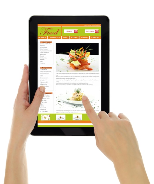 Manos sosteniendo tableta con plantilla de sitio web de recetas aislada