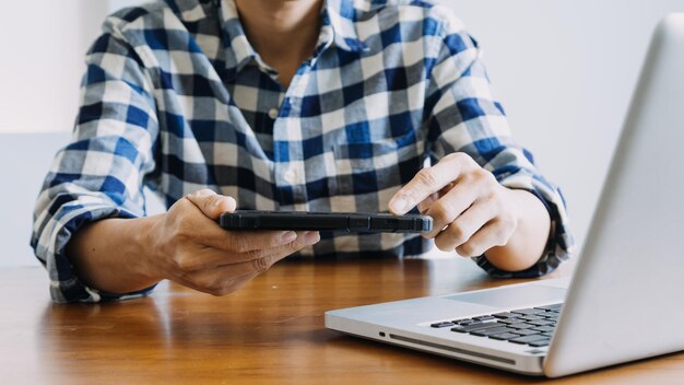 Foto manos sosteniendo una tarjeta de crédito y usando una computadora portátil compras en línea