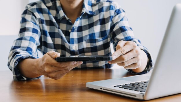 Foto manos sosteniendo una tarjeta de crédito y usando una computadora portátil compras en línea