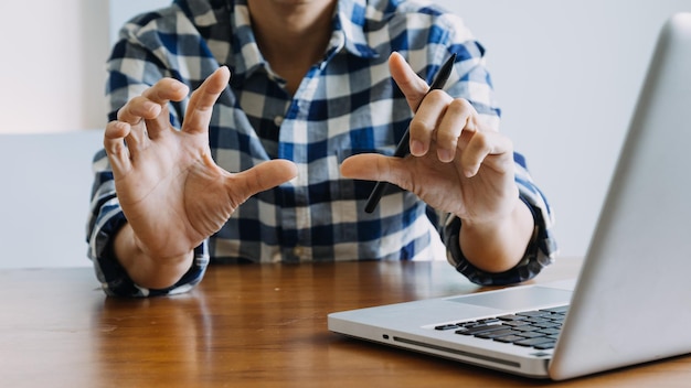 Manos sosteniendo una tarjeta de crédito y usando una computadora portátil Compras en línea