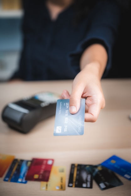 Foto manos sosteniendo la tarjeta de crédito y usando la computadora portátil. las compras en línea