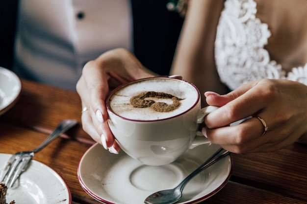 Manos sosteniendo una taza de café