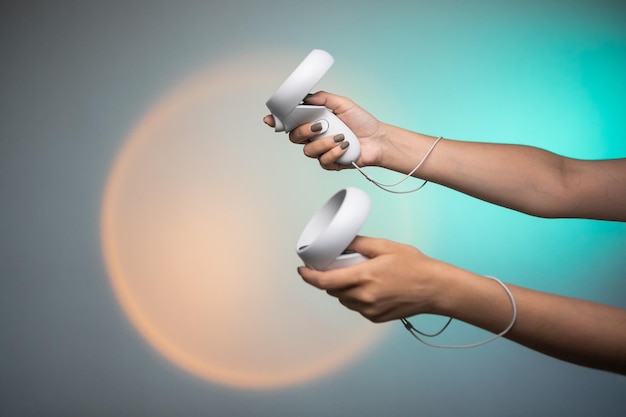 manos sostienen el control remoto vr, joystick inalámbrico para videojuegos y consolas de próxima generación