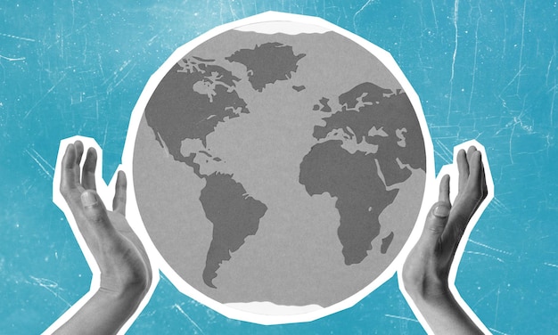 Las manos sostienen un globo gris sobre un fondo azul que representa la unidad global y la conciencia ambiental
