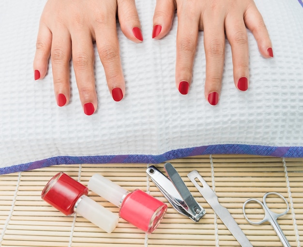 Manos suaves femeninas con hermosa manicura. Concepto de cuidado de belleza