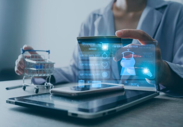 Manos con tarjeta de crédito y usando una computadora portátil Compras en línea