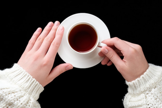 manos con una taza de café