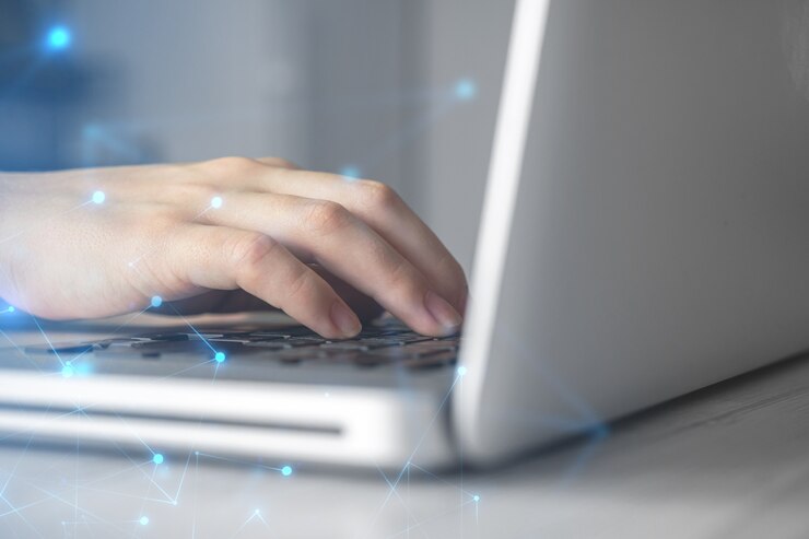 Foto manos en el teclado de la computadora portátil. mujer que trabaja de forma remota en casa. concepto de trabajo en red y autónomo remoto, red empresarial global.