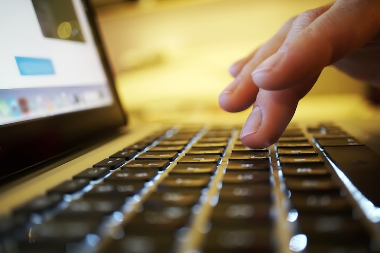 Foto manos en el teclado de la computadora