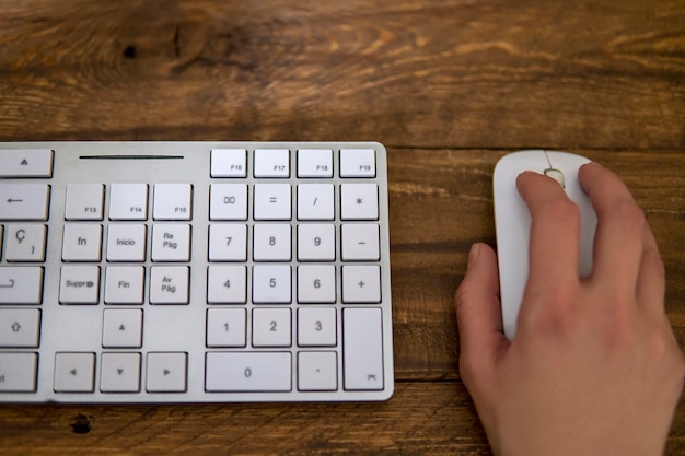 Manos, teclado y mouse