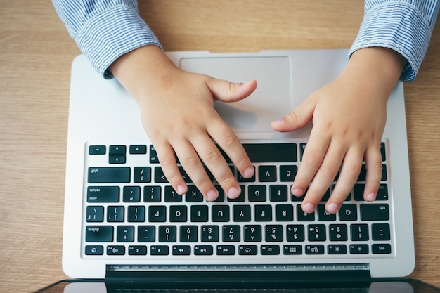 Manos en el teclado