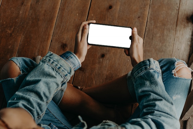 Manos con un teléfono negro. teléfono inteligente