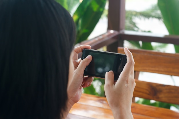 Manos tocando el fondo brillante de smartphone, closeup