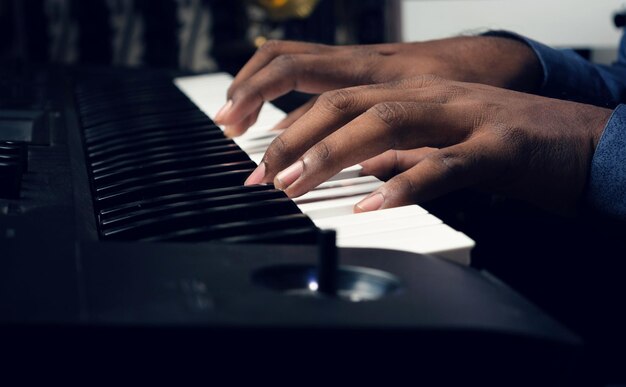 Foto las manos tocando el piano.