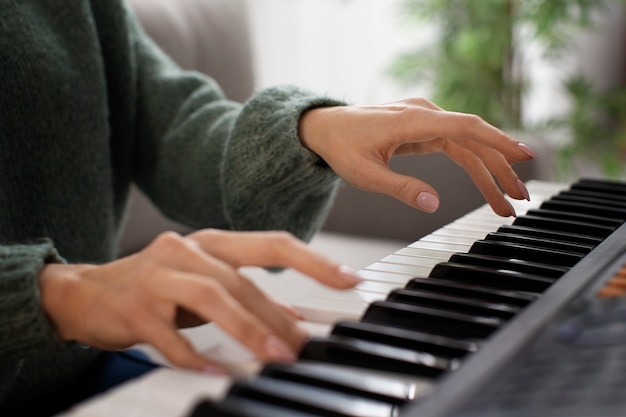 Foto manos tocando la vista lateral del piano