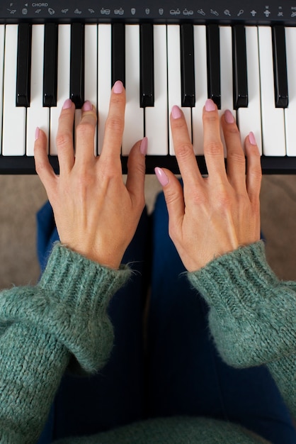 Foto manos tocando la vista superior del piano