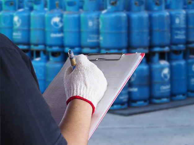 Manos trabajadoras mujeres trabajando en gas distribucion almacén.