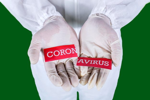 Manos de trabajadores médicos con texto de coronavirus